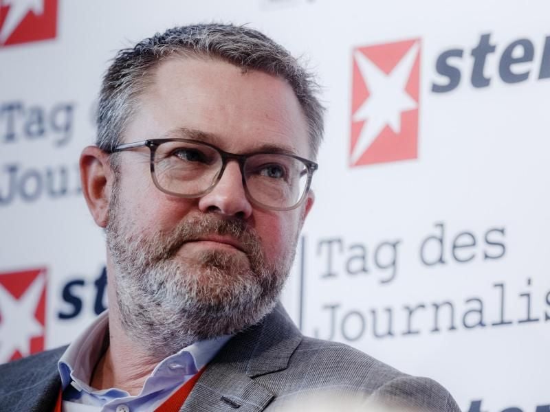 Christian Krug spricht mit Journalisten. Foto: Markus Scholz/Archiv