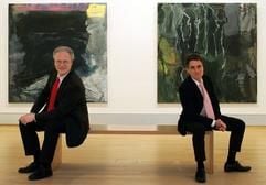 Der scheidende wissenschaftliche Leiter der Kunsthalle Emden, Achim Sommer (l), und sein Nachfolger Nils Ohlsen sitzen am Donnerstag (06.04.2006) in der Ausstellung mit Bildern des dänischen Malers Per Kirkeby, die unter dem Titel «Kirkeby - Prototypen der Natur» (08.04. - 25.06.2006) am 08. April eröffnet wird. (Foto: dpa)