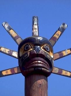 Ein Totempfahl, aufgenommen in British Columbia (Foto undatiert). In Bayern gibt es einen Reiseveranstalter, der sich kulturelle Touren zu den indianischen Ureinwohner Nordamerikas zum Programm gemacht hat. Allen Ureinwohnern gemein ist ihre Verbundenheit mit der Natur, den grünen Wäldern, weiten Prärien und klaren Seen als Herzstück des Lebens. Bertram Postner, Unternehmensgründer von "Indianerreisen - American Indian Travel Center" und von Beruf Geograf, hatte schon immer ein Faible für die indianische Kultur. "Unsere Gäste sollen einen authentischen Einblick in den Spirit dieser Kulturen, diese ethnische Vielfalt an Traditionen, religiösen Riten und Bräuchen erleben", erzählt Postner. (Foto: ddp)