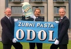 Zur Schenkung des kompletten Odol-Archivs an das Deutsche Hygiene-Museum in Dresden posiert am Mittwoch (15.09.2004) vor dem Haus Museumsdirektor Klaus Vogel (l) mit Günther Reith (M) und Jürgen Reinhard (r) von der heutigen Markeninhaberin GlaxoSmithKline Consumer Healthcare GmbH mit historischen Werbeartikeln. (Foto: dpa)