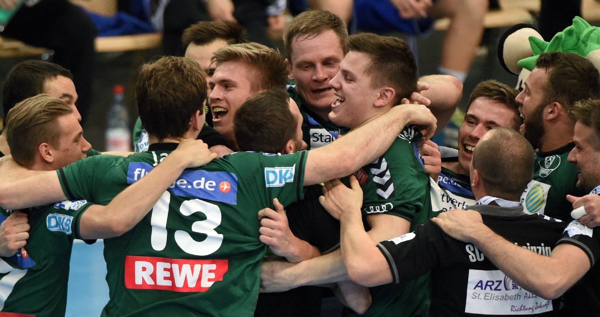 Leipzigs Mannschaft freut sich über den 36:31 Sieg.