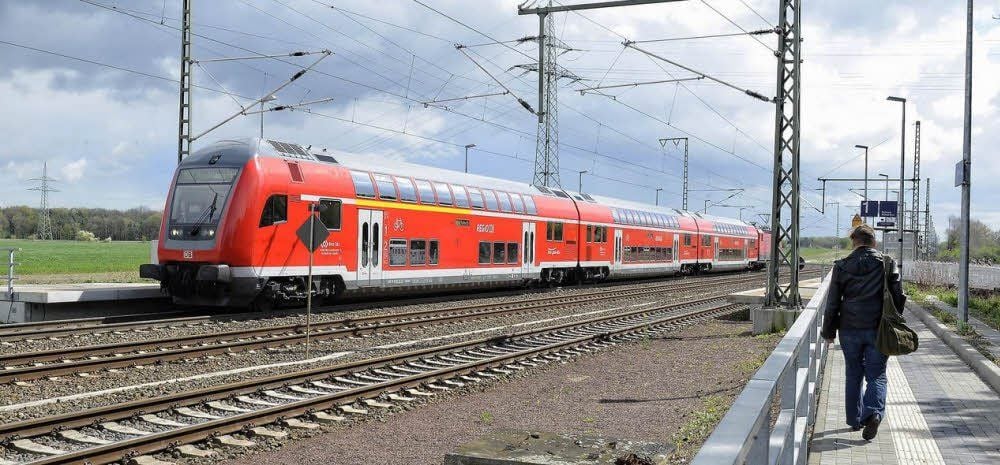 Regionalexpress und Regionalbahn rollten am Dienstag pünktlich auf die Rodlebener Bahnsteige.