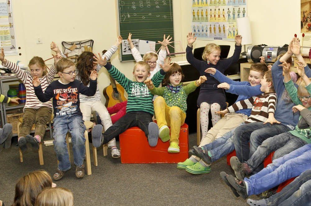 Begeistert fahren die Kinder Rad und stecken mit ihrer Freude die Gäste an.