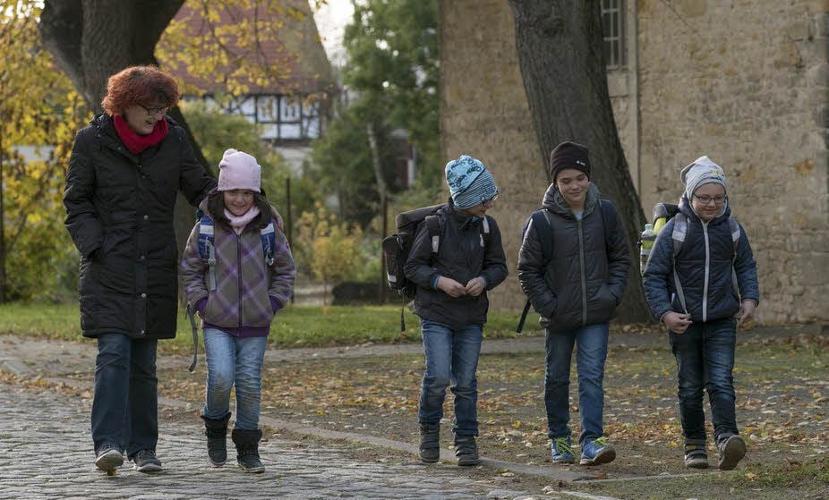 Die noch amtierende Bürgermeisterin Sabine Friebus (li.) holt als Erzieherin auch die Hortkinder vom Bus ab und bringt sie in die Kindertagesstätte Hakelspatzen.
