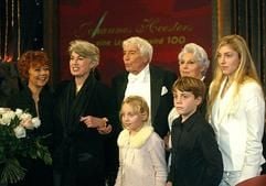 Johannes Heesters präsentiert sich mit Frau Simone, seinen Töchtern Nicole (2.v.l) und Wisje (2.v.r.) und seinen Urenkeln Xenya, Yanos, Natalya (vorne rechts) nach der Aufzeichnung «Johannes Heesters - Eine Legende wird 100» in den Münchner Bavaria Studios. Mit dieser Gala ehrt die ARD am 4. Dezember um 20.15 Uhr den Grandseigneur der Bühne und des deutschen Films. (Foto: dpa)