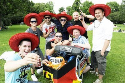 Eine Gruppe junger Männer nutzt den Feiertag Christi Himmelfahrt für eine fröhliche Tour zum Vatertag. (FOTO: DPA)