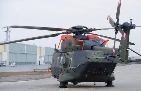 Ein Transporthubschrauber der Bundeswehr vom Typ NH90 steht am im Jahr 2010 vor der neuen Hubschrauber-Abstellhalle der Bundeswehr in Holzdorf (Landkreis Wittenberg). (ARCHIVFOTO: DPA)