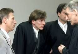 Christoph Daum (l) berät sich gemeinsam mit