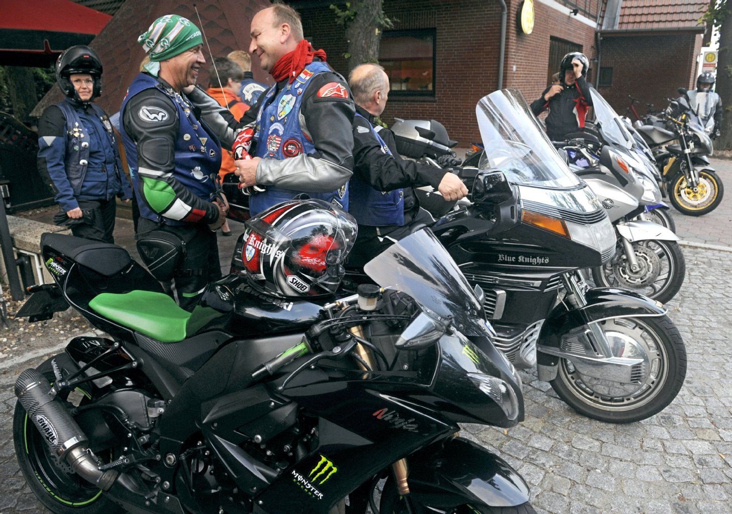 Mitglieder des Bremer Chapters der aus aktiven und pensionierten Polizisten bestehenden Motorradgruppe «Blue Knights». Diese international weit verbreitete Organisation der «guten Rocker» wurde bereits 1974 in den USA von Polizisten gegründet.