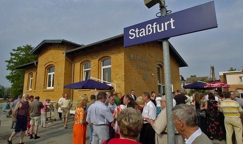 Der Bahnhof von Staßfurt bei seiner Einweihung im Sommer 2006.