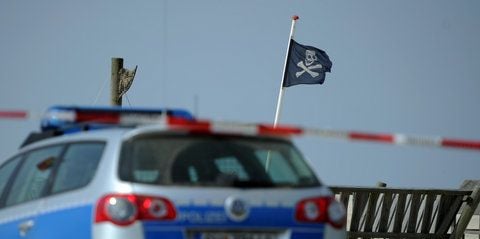 Ein Polizeiwagen steht in Wittdün auf Amrum vor dem abgesperrten Klettergerüst, auf dem Sebastian zuletzt gesehen wurde. (FOTO: DPA)