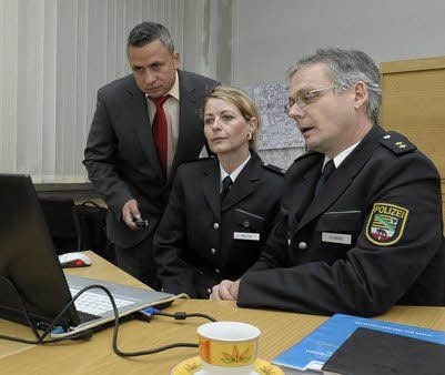 Kripo-Chef Hannes Werner (links), Polizeichef Jörg Schwabe und Bianca Müller stellen im Polizeirevier die Kriminalstatistik 2012 vor.