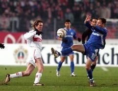 Alexander Hleb (l.) im Zweikampf mit Edin Mujcin (r.). (Foto: dpa)