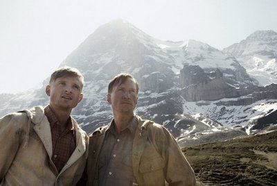 Die beiden Bergsteiger Andi Hinterstoisser (Florian Lukas, l-r) und Toni Kurz (Benno Fürmann) in einer Szene von «Nordwand» vor der Eiger Nordwand. Das Bergsteigerdrama erzählt die Geschichte des tragischen Scheiterns der versuchten Erstbesteigung der Eiger Nordwand im Jahr 1936. (Foto: dpa)