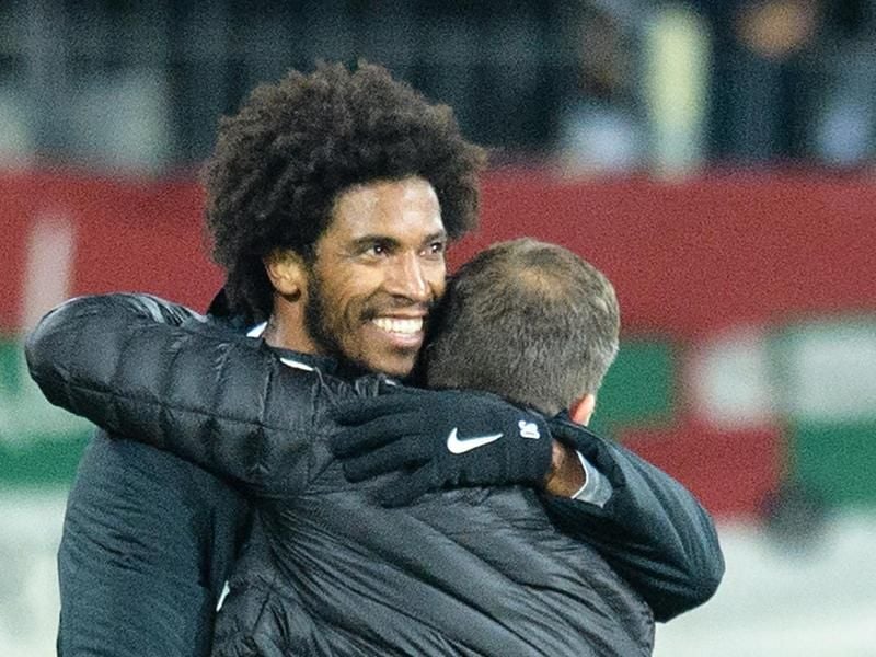 Augsburgs Trainer Manuel Baum (r) umarmt nach dem Spiel Francisco da Silva Caiuby. Foto: Matthias Balk
