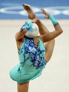 Die Russin Alina Kabaeva bei ihrer Performance mit dem Ball während der Finalrunde der Einzel in der Rhythmischen Gymnastik. Sie gewinnt Gold, ihre Landsfrau Irina Tschaschtschina Silber. (Foto: dpa)