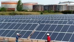 Die BP Solar-Photovoltaikanlage in Krumpa bei Merseburg auf dem Gelände der ehemaligen Addinol-Mineralölwerke ist rund 160.000 Quadratmetern groß. (Foto: dpa)