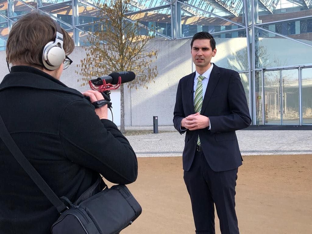 Sepp Müller am Diestag vor dem Uba in Dessau.