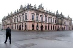 Vor dem Deutschen Historischen Museum, dem Zeughaus in Berlin, geht ein Passant über die Straße. In dem seit 1999 renovierten Prachtbau am Boulevard Unter den Linden soll nun die ständige Ausstellung über 2000 Jahre deutscher Geschichte auf einer Fläche von 7500 Quadratmetern eingerichtet werden. (Foto: dpa)