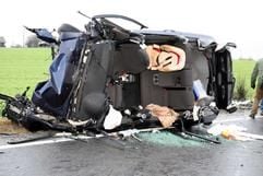 Ein PKW liegt am Dienstag (12.12.2006) auf der B15 bei Hof (Oberfranken) nach einem Unfall auf der Seite. Bei dem Unfall starben in zwei Fahrzeugen insgesamt drei Personen. (Foto: dpa)