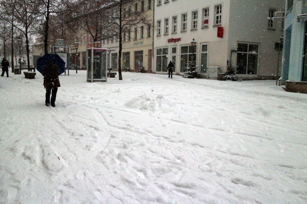Dick verschneit präsentiert sich die Zeitzer Innenstadt. Auf den wichtigen Straßen hat der Winterdienst funktioniert, die Fußwege sind meist noch nicht geräumt. Hier sind aber auch die Eigentümer in der Pflicht.