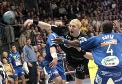 Der Magdeburger Stefan Kretzschmar spielt sich am Sonntag (22.02.2004) in der Magdeburger Bördelandhalle im Viertelfinal-Rückspiel der Handball-Champions-League für den SC Magdeburg durch die Abwehr des SC Pick Szeged aus Ungarn. Rechts Yunier Noris, verdeckt Jozsa Mate. Die Magdeburger siegten 28:24 (15:14) und sind nach ihrem Hinspielsieg mit 31:30 im Halbfinale. (Foto: dpa)
