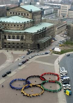 Auf dem Dresdner Theaterplatz bilden am Freitag (11.04.2003) Mitarbeiter sächsischer Ministerien die olympischen Ringe. Im ganzen Freistaat finden zum Endspurt der Bewerbung Leipzigs für die Olympischen Spiele 2012 zahlreiche Aktionen statt. Leipzig zählt neben Düsseldorf, Frankfurt, Hamburg und Stuttgart zu den fünf deutschen Bewerberstädten, über die am Samstag (12.04.2003) entschieden wird. (Foto: dpa)