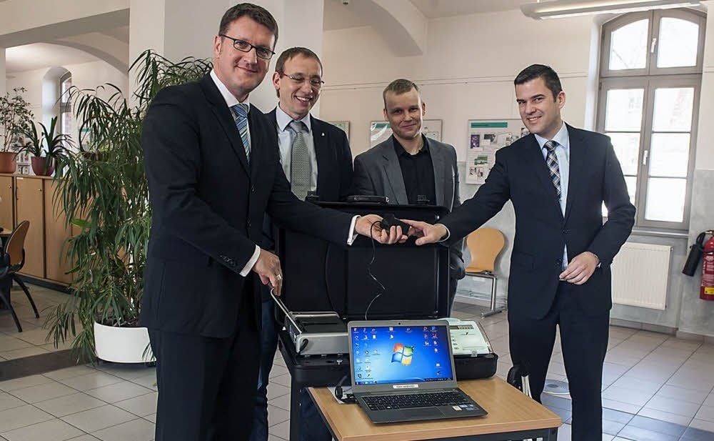Torsten Zugehör (links) und Jan von Lübtow (rechts) nehmen den Koffer offiziell in Betrieb.