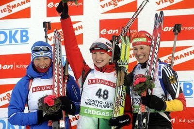 Darya Domracheva (Mitte), Olga Zaitseva (links) und Kati Wilhelm. (FOTO: DPA)