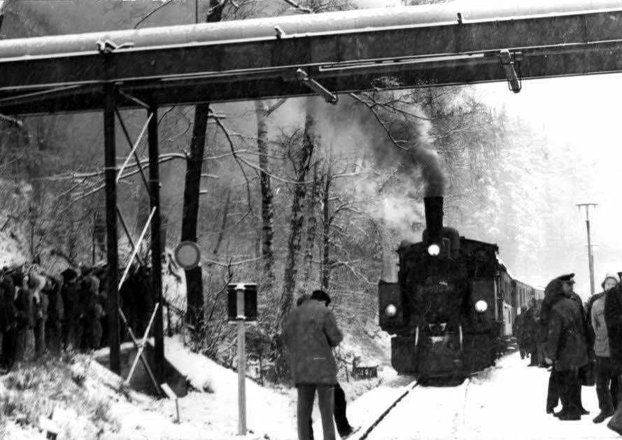 Am 30. November 1983 wurde mit einer Sonderzugfahrt der 13,5 Kilometer lange Streckenabschnitt der Selketalbahn zwischen Stiege und Straßberg feierlich wiedereröffnet.