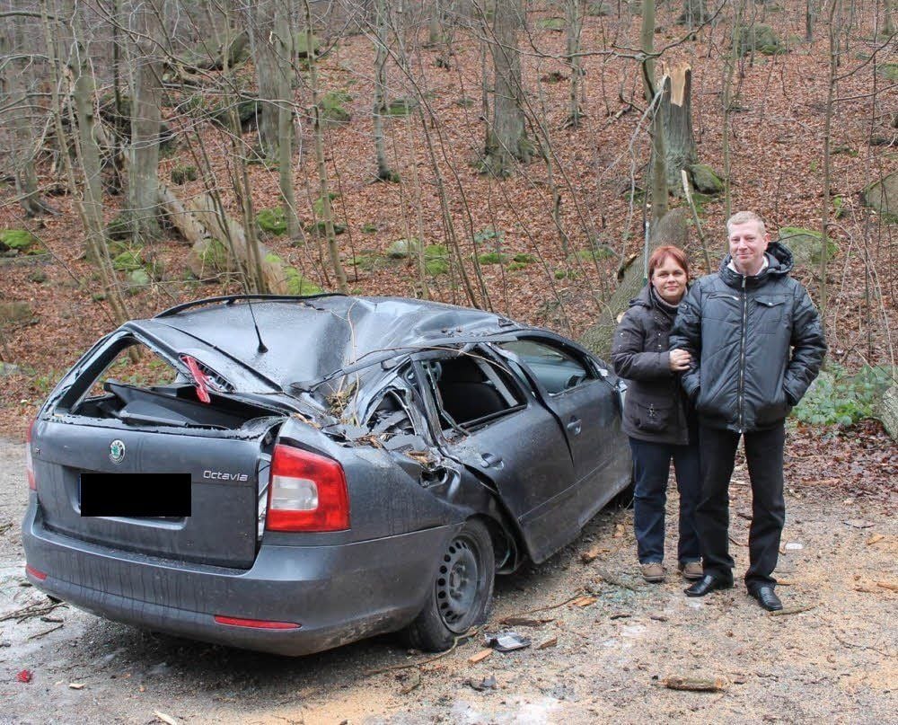 Unschönes Urlaubsende: Ute Lehnert und Sven Angermann vor ihrem zerstörten Auto.