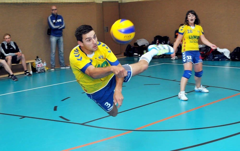 Andre Krause (links) fliegt spektakulär für die Schmetterlinge Theißen durch die Luft und erwischt so den Angriffsball noch.