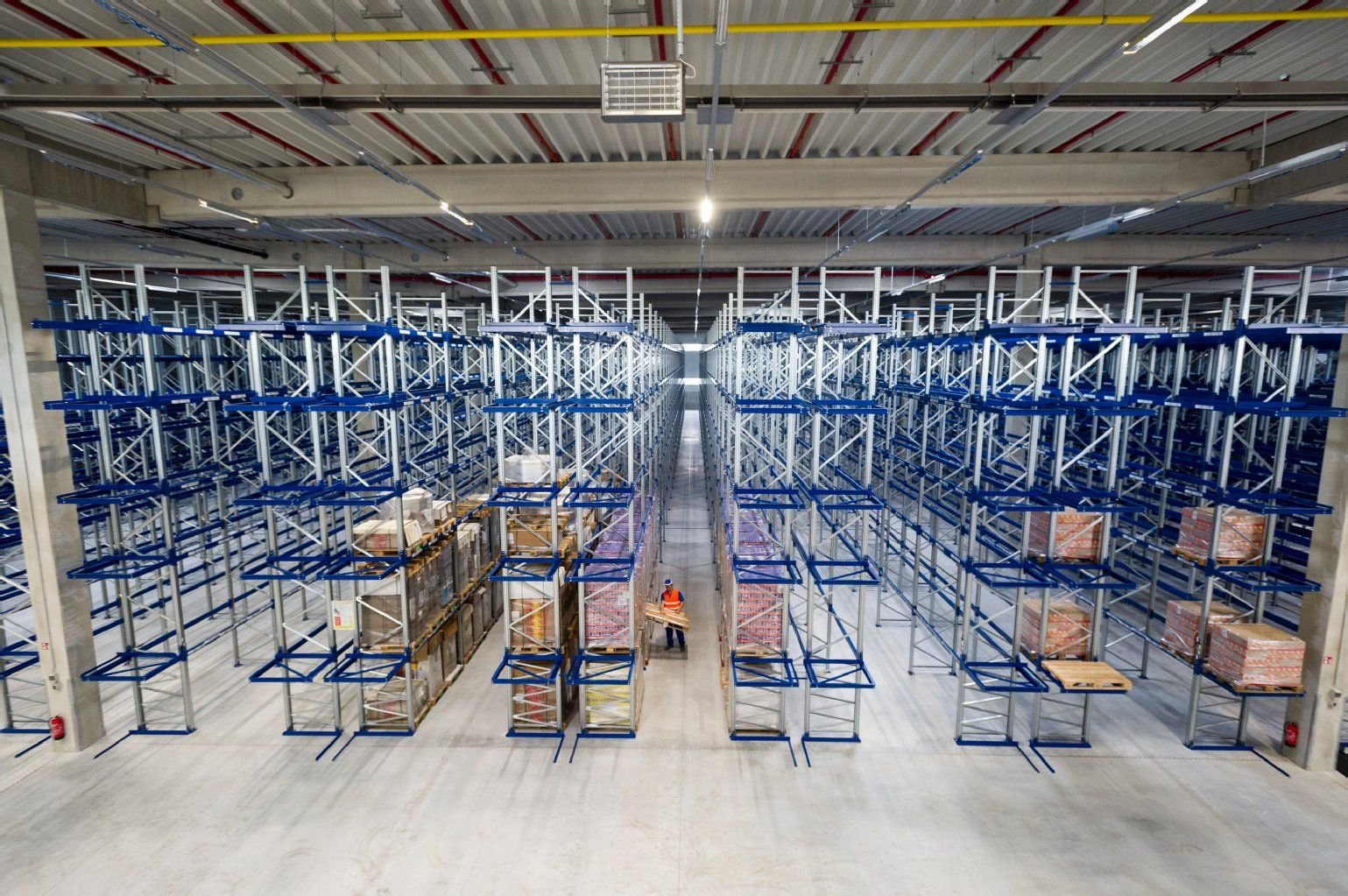 Finsterwalder eröffnet neues Logistikzentrum in Halle.