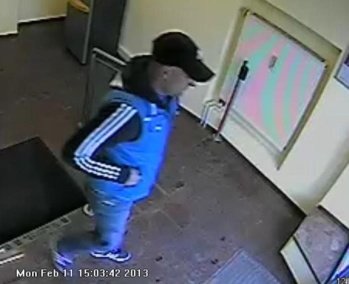 Wer diesen EC-Karten-Dieb kennt, kann sich an das Polizeirevier Harz in Halberstadt unter der Telefon-Nummer 03941/674–193 wenden.