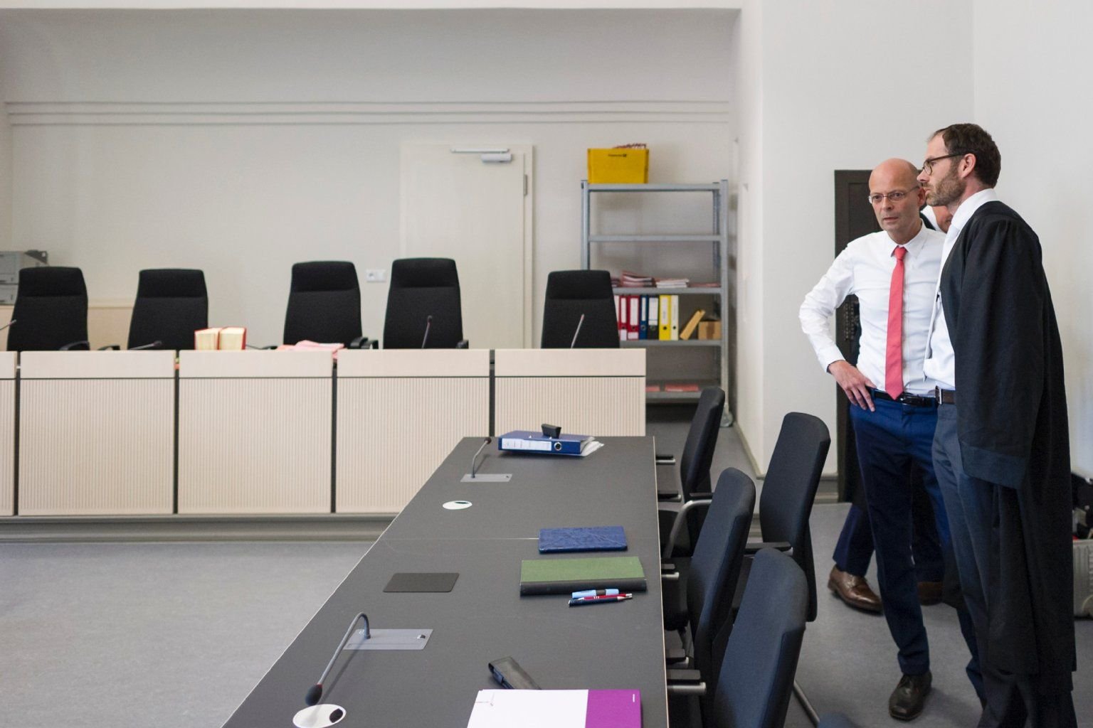 Bernd Wiegand (l.) berät sich im Gerichtssaal mit seinem Anwalt Jan Schlösser.