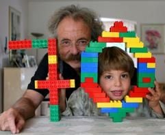 Jean Pütz, Hobbythek-Macher und Moderator vieler WDR-Sendungen, mit seinem Sohn Jean am Freitag (25.08.2006) in seinem Haus in Velbert. (Foto: dpa)