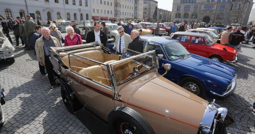 Der Markt am Samstagvormittag - alles steht voller Oldtimer.
