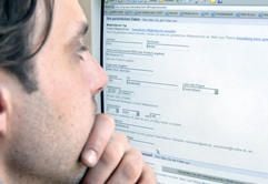 Bei der Eingabe privater Daten sollten Surfer vorsichtig sein: Datendiebe spähen die Identität anderer aus und treten im Netz unter falschem Namen auf. (Foto: dpa)