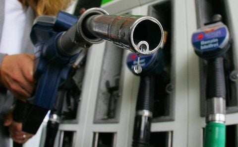Eine Frau hält an einer Tankstelle eine Zapfpistole in der Hand. (FOTO: DAPD)