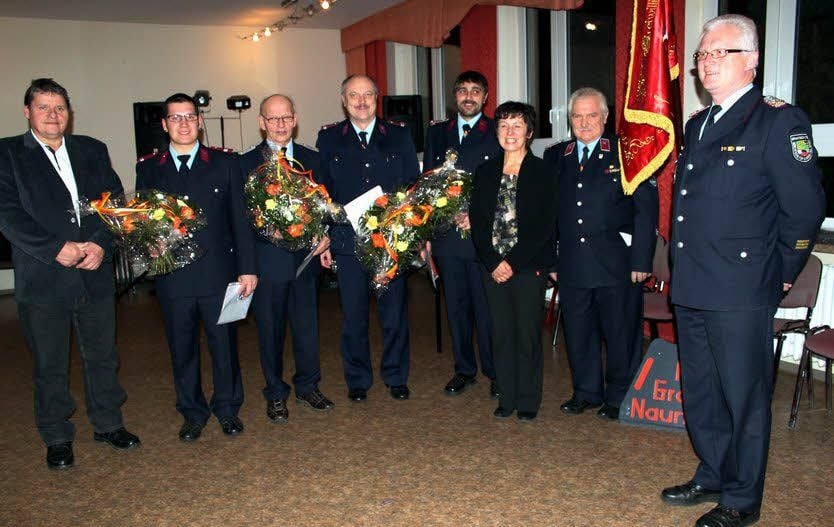Die Geehrten und die Ehrenden in Groß Naundorf: Ortsbürgermeister Reinhard Pfeil, Martin Stets, Klaus Ungethüm, Dietmar Mätschke, Ronny Haßmann, Ordnungsamtsleiterin Ingrid Leder, Wehrleiter Gerd Blüthgen und Annaburgs Stadtwehrleiter Roland Karthäuser (von links)