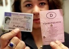 Der aktuelle EU-Führerschein (l.) neben einer bisherigen deutschen Führerschein. (Foto: dpa)