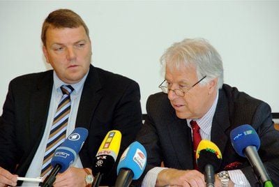 Axel Burghardt (l.), Geschäftsführer des Altmark-Klinikums Gardelegen, Michael Bärlein, der Anwalt des Krankenhauses, sprechen auf einer Pressekonferenz in Magdeburg. (FOTO: DPA)