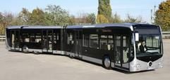 Der Prototyp eines 19,54 Meter langen Mercedes-Großraum-Linienbuses für 193 Personen, der jetzt der Öffentlichkeit vorgestellt wurde. (Foto: dpa)