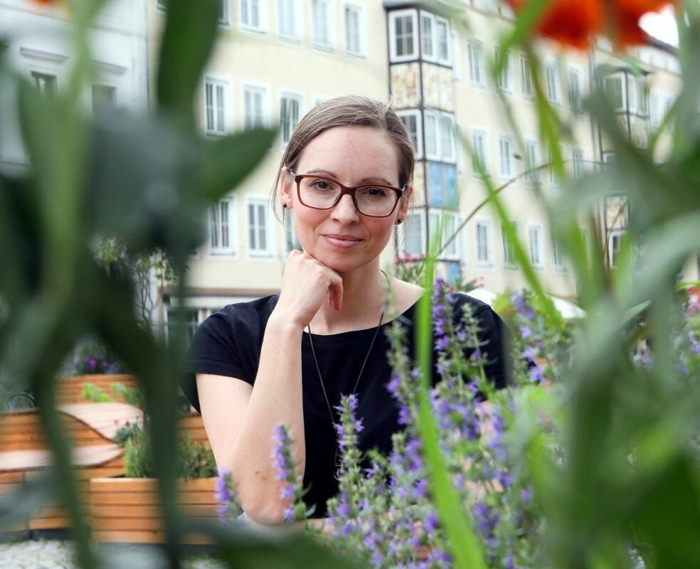 Sabine Graichen im Sommer in der Zerbster Straße. Die Dessauer Sängerin, die unter ihrem Künstlernamen Binegra bekannt ist, verbucht gerade bei Youtube einen Erfolg mit ihrem Song „Geschwister“.