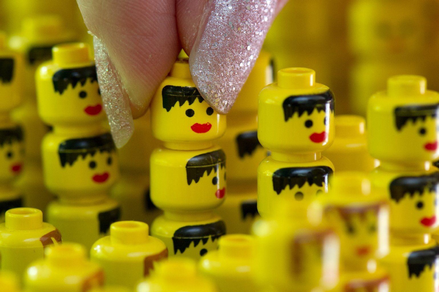 Gebrauchte Lego-Spielsteine stehen in den Räumlichkeiten von Bricksy.com in Dresden (Sachsen) beisammen.