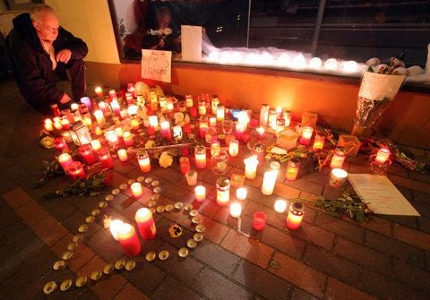 Ein Passant schaut in Detmold-Remmighausen auf zahlreiche Grablichter und Kerzen, die von Anwohnern und Mitbürgern vor der Bäckerei Müller aufgestellt worden sind. (FOTO: ARCHIV/DPA)