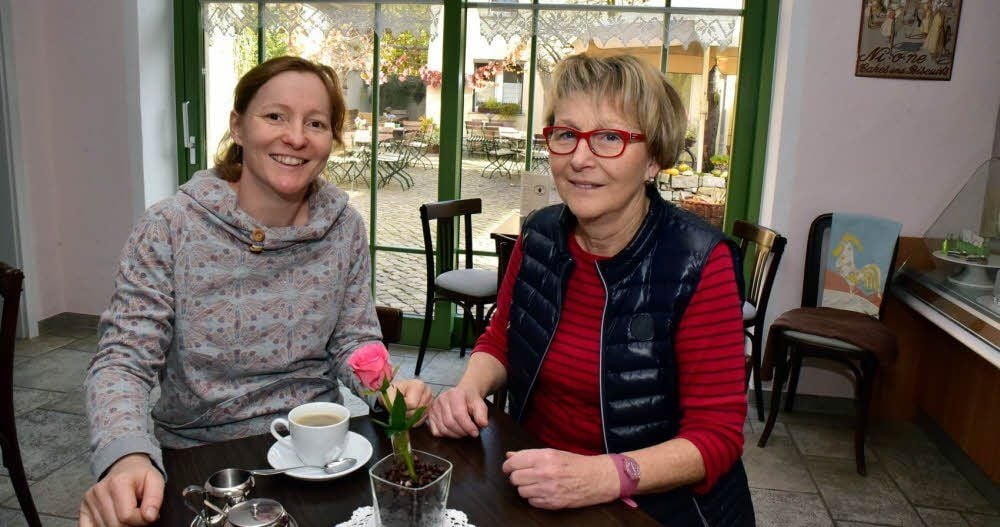 Gemütlichkeit und Idylle strahlt das Hofcafé in Kriechau aus, das Jutta Hofmann (links Tochter Anett) betrieben hat.