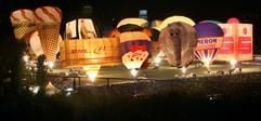 Zahlreiche Heißluftballons erstrahlen beim traditionellen Ballonglühen während der neunten Ballon-Magie-Tage im Rahmen der Europameisterschaften der Heißluftballonfahrer im Elbauenpark in Magdeburg. (Foto: dpa)