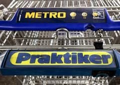 Ein METRO-Einkaufswagen steht am 27.10.2005 in Mülheim hinter einem Pratiker-Einkaufswagen. (Foto: dpa)