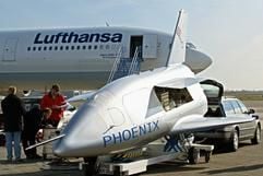 Der Prototyp eines unbemannten europäischen Raumtransporters, das Flugmodell "Phoenix" des Raumfahrtkonzerns EADS Space Transportation, wird am Donnerstag (05.03.2004) vor einem Lufthansa-Airbus A340-300 auf dem Werksflughafen der Aircraft Service Lemwerder (ASL) (Kreis Wesermarsch) auf einen Rolltest vorbereitet. Damit sollen Parameter für die Brems- und Steueranlagen des 1200 Kilogramm schweren Fluggerätes ermittelt werden. Der sieben Meter lange "Phoenix" gilt als Vorläufer des "Suborbital Hoppers", der in der Zukunft kostengünstig Nutzlast in der Erdumlaufbahn absetzen soll. Ab Mai stehen die ersten Flugversuche mit dem 1:7-Modell in Schweden an. (Foto: dpa)